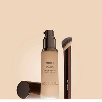 Brocha para base Ambient Soft Glow - Hourglass vista frontal con fondo blanco.