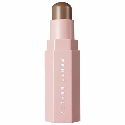 Match Stix Matte Contour Skinstick - Fenty Beauty vista frontal con fondo blanco.