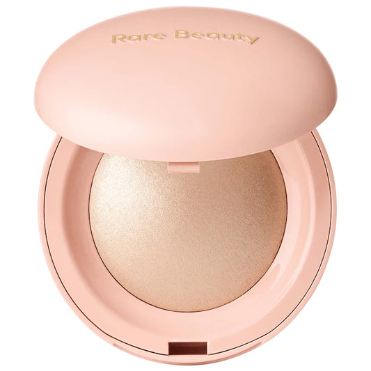 Iluminador Positive Light Silky Touch - Rare Beauty by Selena Gomez vista frontal con fondo blanco.