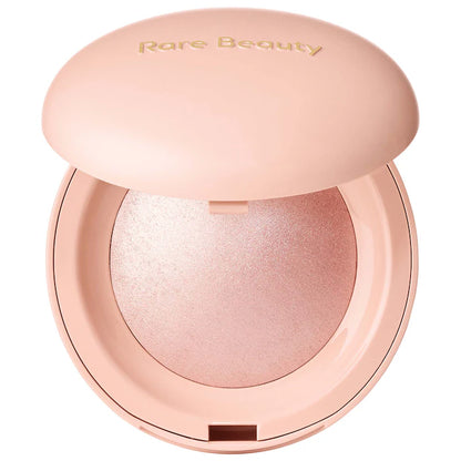 Iluminador Positive Light Silky Touch - Rare Beauty by Selena Gomez vista frontal con fondo blanco.