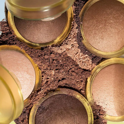 Baked Bronzer The Sun Show Glowy Warmth Talc-Free - Kosas vista frontal con fondo blanco.