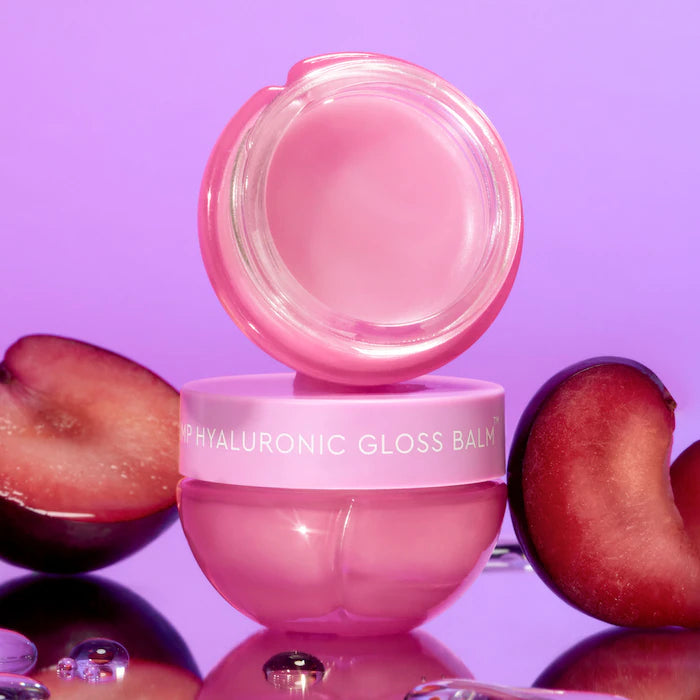 Bálsamo Labial Plum Plump Hyaluronic Acid Lip Gloss - Glow Recipe vista frontal con fondo blanco.