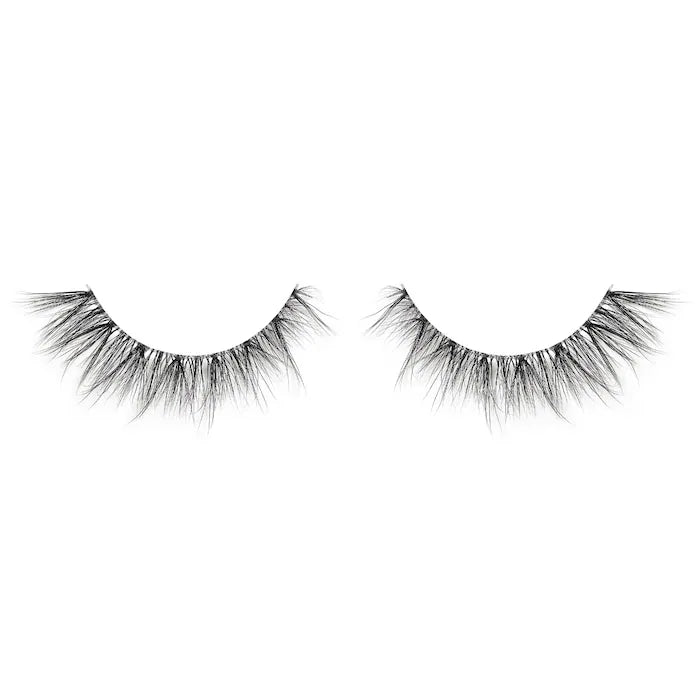 Pestañas postizas reutilizables de Banda Invisible - Lilly Lashes vista frontal con fondo blanco.