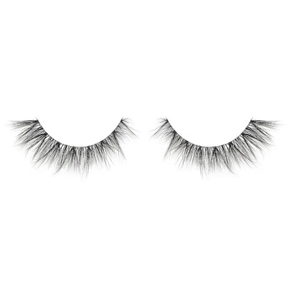 Pestañas postizas reutilizables de Banda Invisible - Lilly Lashes vista frontal con fondo blanco.