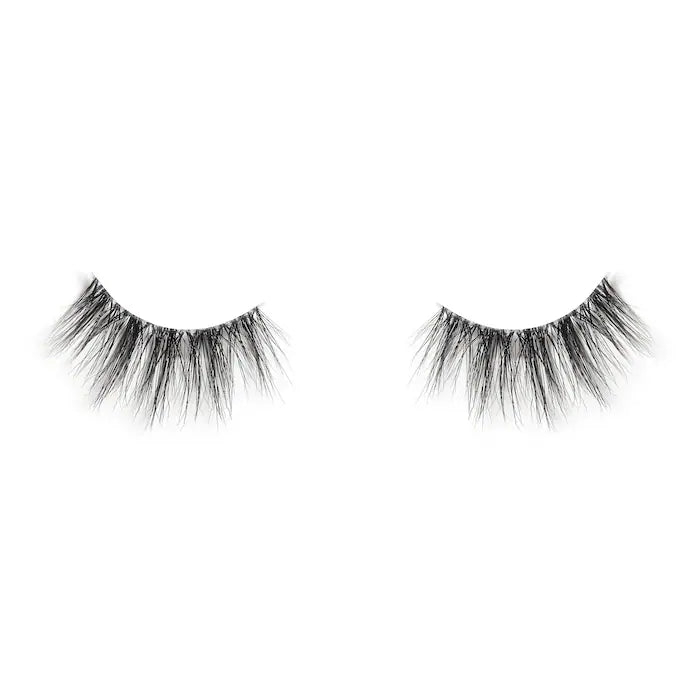 Pestañas postizas reutilizables de Banda Invisible - Lilly Lashes vista frontal con fondo blanco.