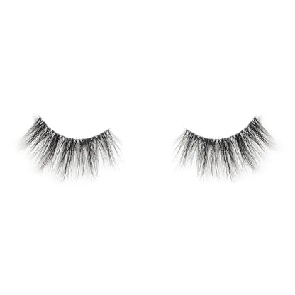 Pestañas postizas reutilizables de Banda Invisible - Lilly Lashes vista frontal con fondo blanco.