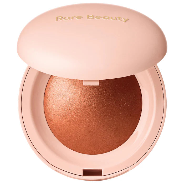 Iluminador Positive Light Silky Touch - Rare Beauty by Selena Gomez vista frontal con fondo blanco.