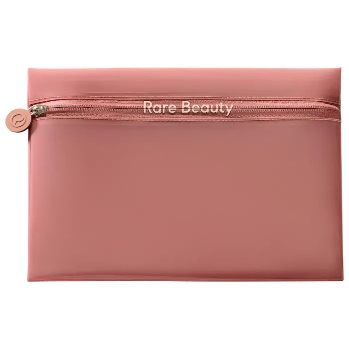 Sobre estuche Find Comfort Pouch - Rare Beauty by Selena Gomez vista frontal con fondo blanco.