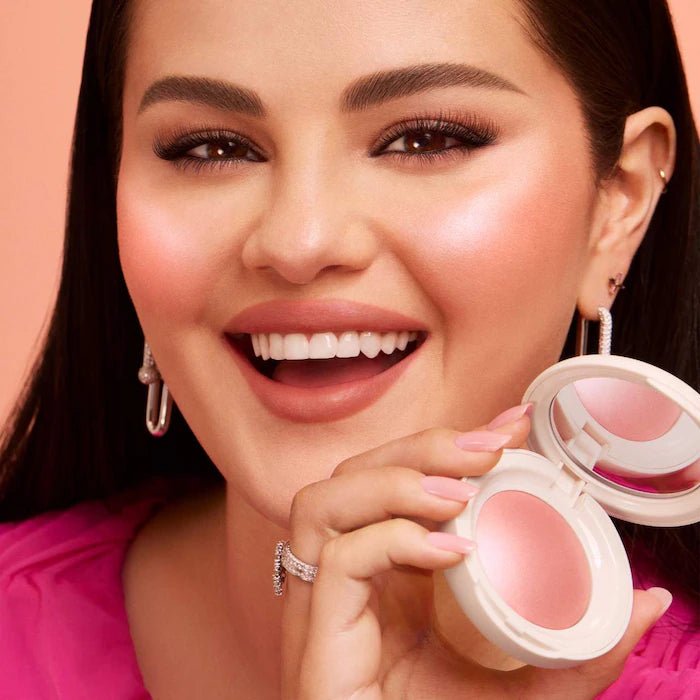 Rubor Soft Pinch Luminous Powder - Rare Beauty by Selena Gomez vista frontal con fondo blanco.