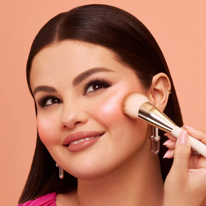 Rubor Soft Pinch Luminous Powder - Rare Beauty by Selena Gomez vista frontal con fondo blanco.