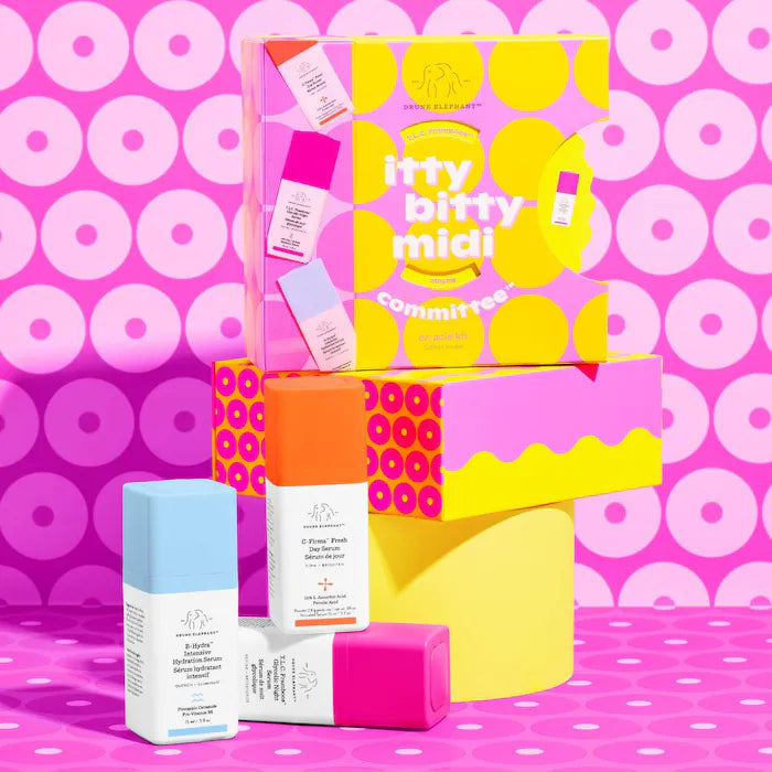 Set Skincare Hidratante Itty Bitty Midi Committee Serum Trio™ - Drunk Elephant vista frontal con fondo blanco.