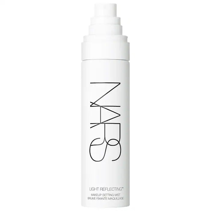 Fijador de Maquillaje Light Reflecting™ Hydrating Makeup Setting Mist - NARS vista frontal con fondo blanco.