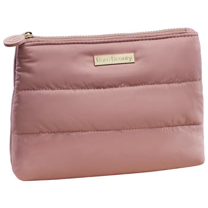 Necessaire Find Comfort Puffy Makeup Bag - Rare Beauty by Selena Gomez vista frontal con fondo blanco.