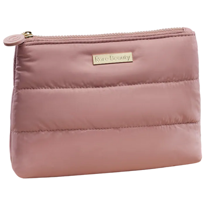 Necessaire Find Comfort Puffy Makeup Bag - Rare Beauty by Selena Gomez vista frontal con fondo blanco.