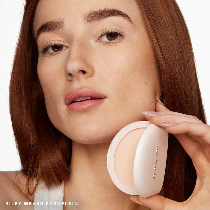 Polvo Compacto True to Myself - Rare Beauty vista frontal con fondo blanco.