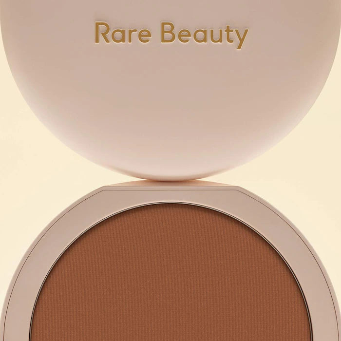 Polvo Compacto True to Myself - Rare Beauty vista frontal con fondo blanco.