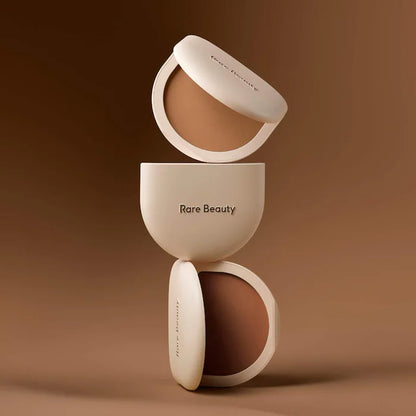 Polvo Compacto True to Myself - Rare Beauty vista frontal con fondo blanco.