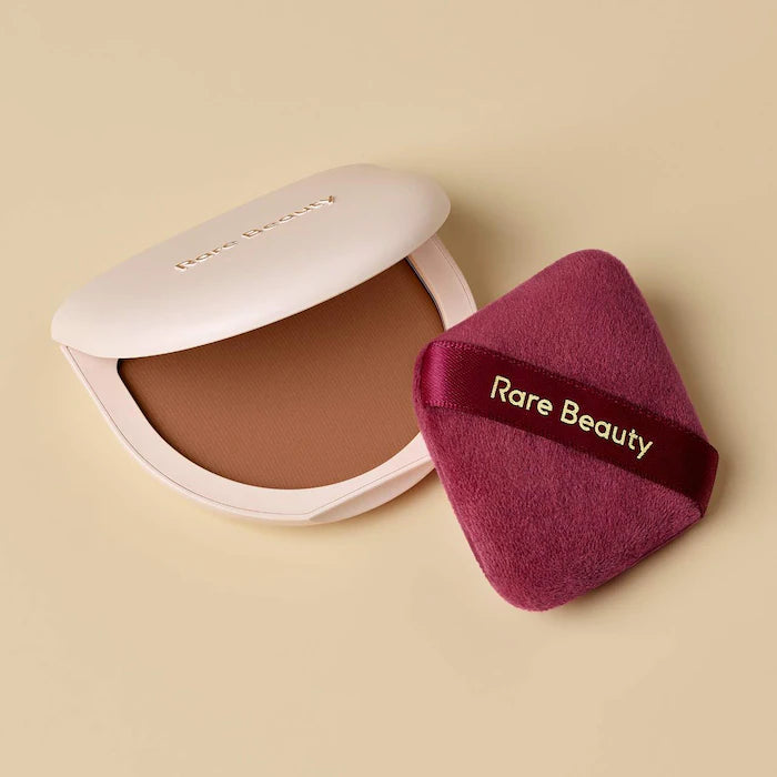 Polvo Compacto True to Myself - Rare Beauty vista frontal con fondo blanco.