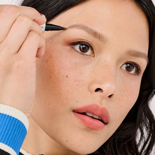 Lápiz para cejas Mighty Fine Waterproof Brow Pen - Benefit Cosmetics