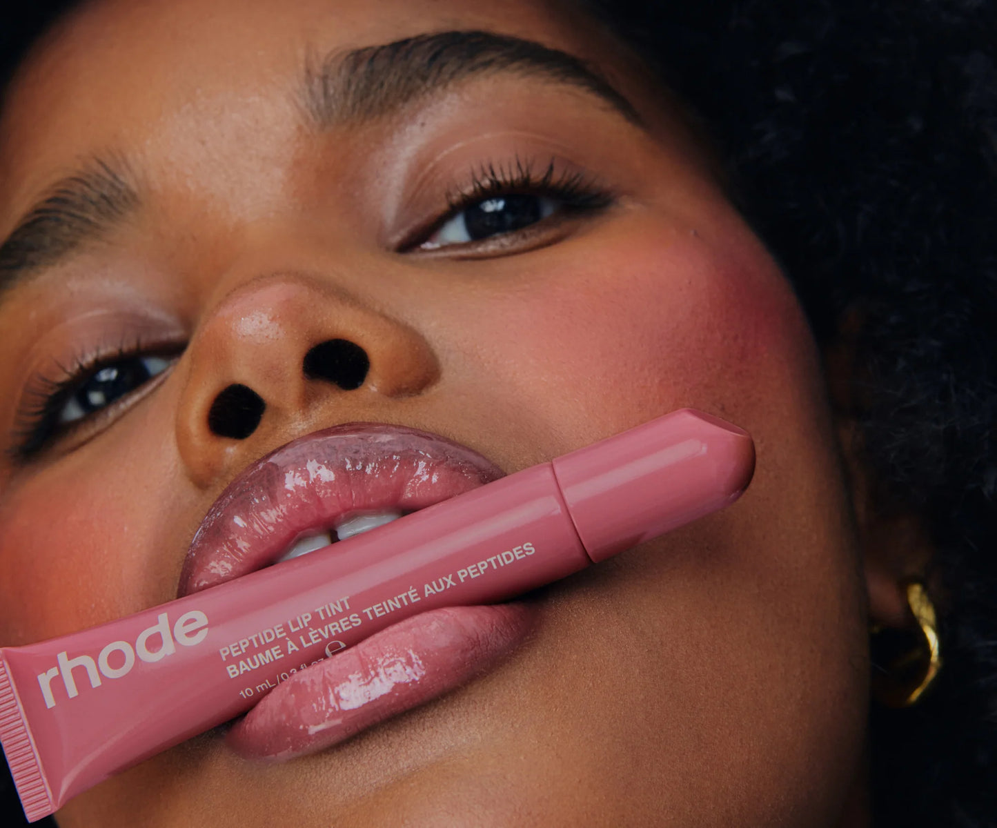 Tinte labial Peptide lip tint THE TINTED LIP LAYER - Rhode Skin vista frontal con fondo blanco.