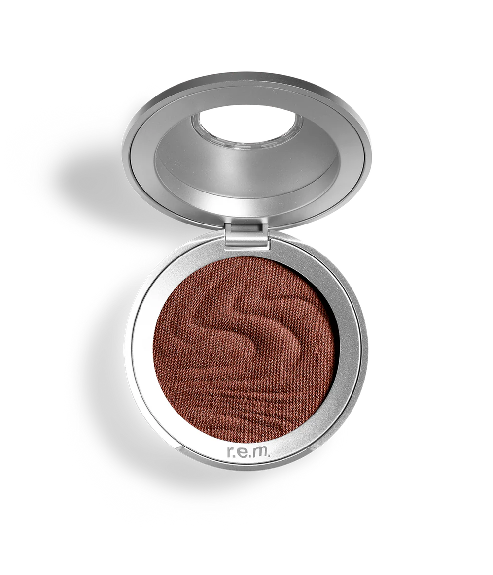 Rubor Satin matte blush - R.E.M. Beauty vista frontal con fondo blanco.