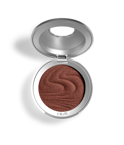 Rubor Satin matte blush - R.E.M. Beauty vista frontal con fondo blanco.