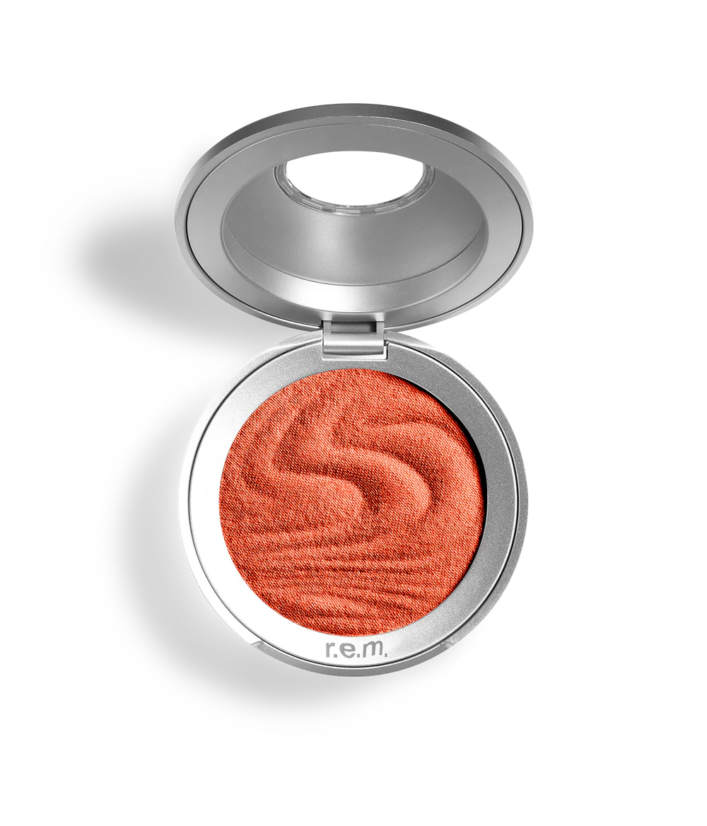 Rubor Satin matte blush - R.E.M. Beauty vista frontal con fondo blanco.