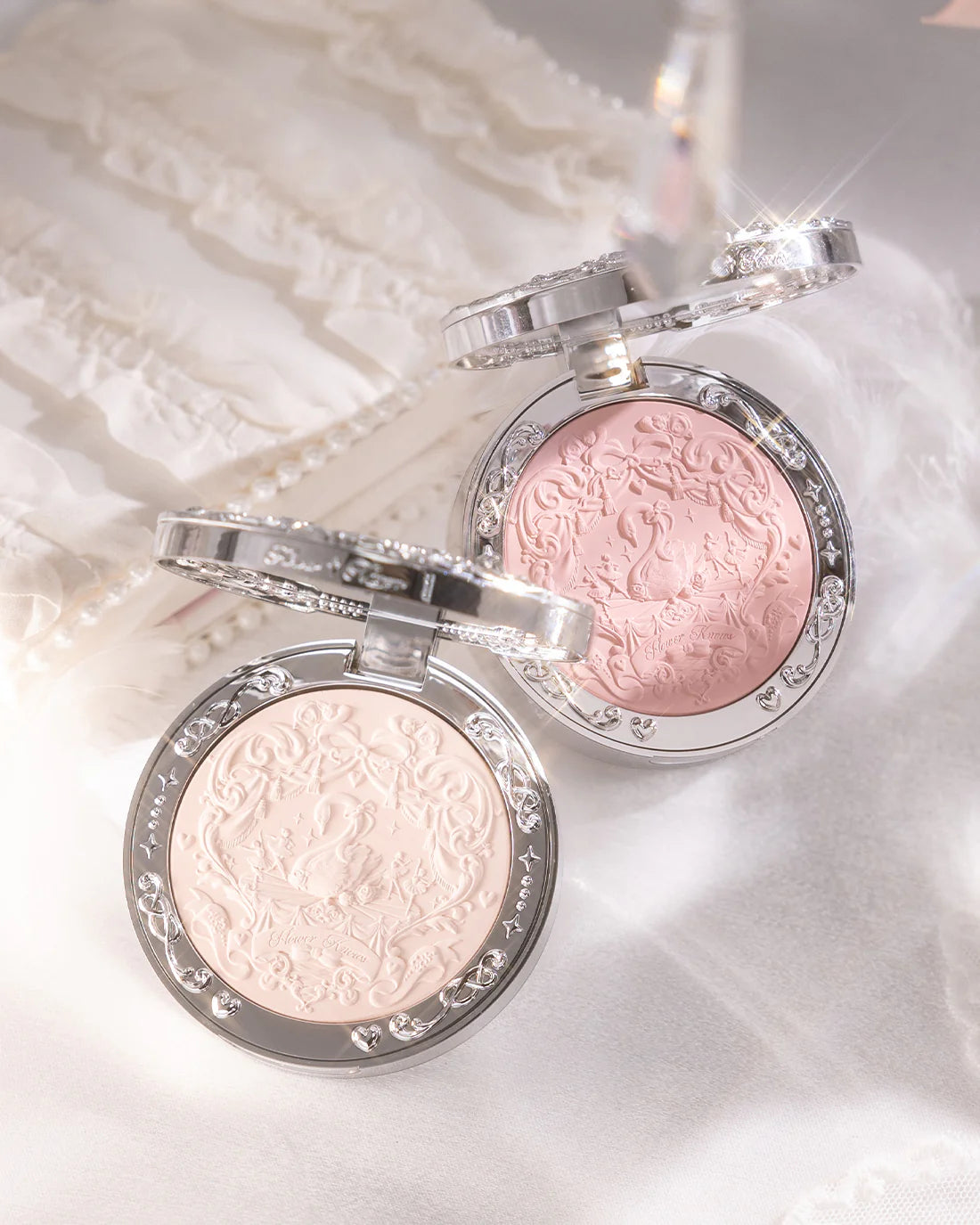 Rubor Swan Ballet Embossed Blush - Flower Knows vista frontal con fondo blanco.