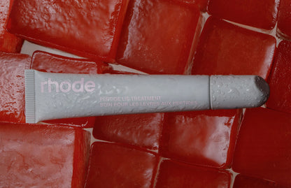 Labial hidratante Peptide lip treatment THE NOURISHING LIP LAYER - Rhode Skin vista frontal con fondo blanco.